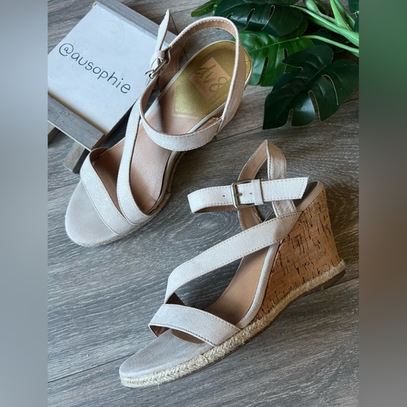 Dolce Vita DV8 Pierre faux suede Strappy cork Wedge Sandals. Size 8 - Picture 1 of 8
